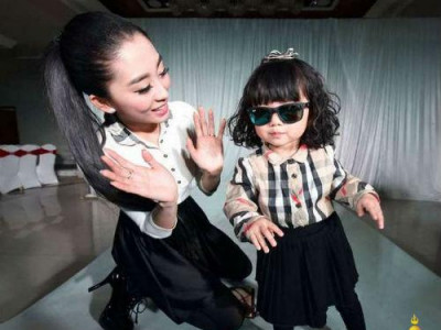 Хоёр настай охиноо эрхлүүлж, 160 мянган долларын хувцас авч өгчээ