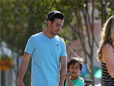 Женнифер Лопесын хүүхдүүд эрэгтэй асрагчтай