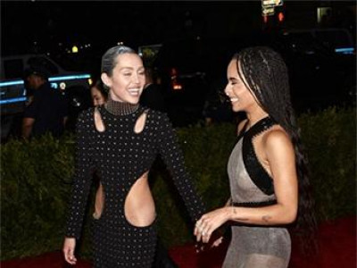 Майли Сайрус ижил хүйстэнтэйгээ явалдагч уу?