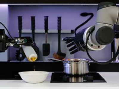 Дэлхийн анхны тогооч роботыг танилцууллаа