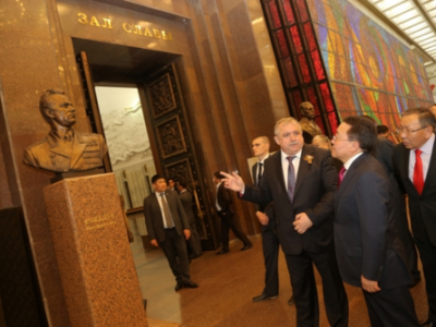 Монгол Улсын Ерөнхийлөгч Ц.Элбэгдорж Аугаа их эх орны дайны ялалтын төв музейн “Алдарын танхим”-д цэцэг өргөж хүндэтгэл үзүүллээ