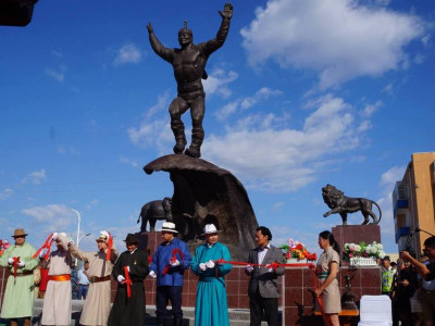 Дархан аварга Х.Баянмөнхийн хөшөөт цогцолбор сүндэрлэлээ