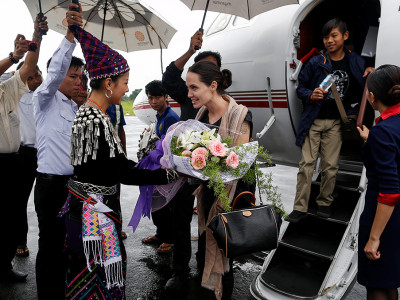 Жоли хүүгийнхээ хамт Мьянмарт ирлээ