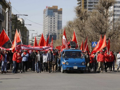 Улаан хувцастай залуус Монголоо аварч чадах уу