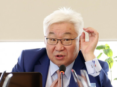 Э.Бат-үүлтэй барьсан гараа өнөөдөр дахин дахин угаамаар санагддаг