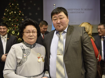 Шинэ оны босгон дээр шагналын хур буулаа