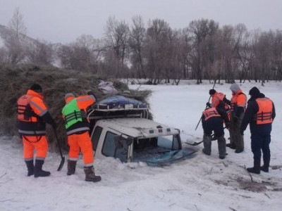 Сэлэнгэ мөрөнд цөмөрсөн автомашиныг татаж гаргалаа