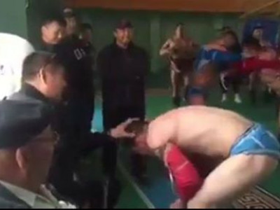 Бэлтгэлээ тасалсан бөхчүүдийг Өсөхөө аварга ингэж шийтгэв