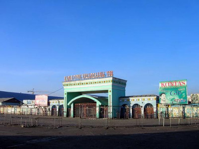 Зах худалдааны төвүүд амрахгүйгээр ажиллаж байна 