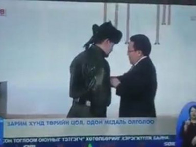 Жүжигчин Золбоот гавьяат малчин цол тэмдэг авсан гэнэ үү