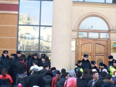 Үймээн дэгдээсэн гэх иргэдийг Ганц худаг уруу ачиж эхэллээ