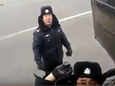 Хятад цагдаа монгол жолоочийг зодож байна 