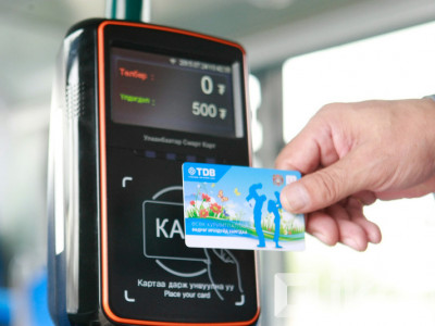 Автобусанд карт зарж байна 