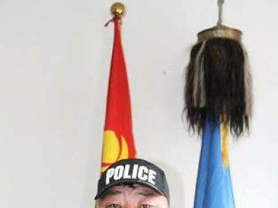 Цагдаагийн албан хаагч мөсөн дээр хөвж явсан гурван хүүхдийн амийг аварчээ