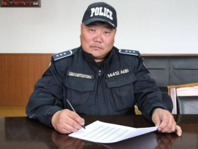Хүүхдүүдийн амь аварсан цагдааг шагналаа