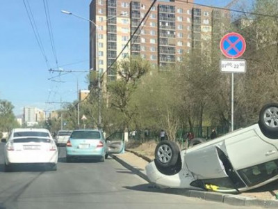 “Приус 20” онхолдож, зургаан хүн гэмтжээ
