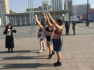 Эмэгтэйчүүд бүтэн нүцгэлж жагсана гэв 