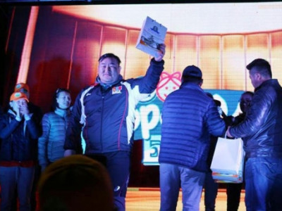 Д.Дагвадорж аварга Хархорин сумын хүүхдүүдийг баярлуулжээ