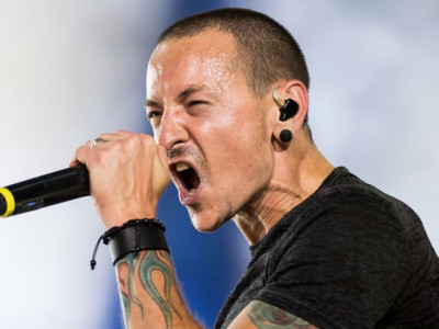 Linkin Park хамтлагийн дуучин Честер Беннингтон өчигдөр амиа хорложээ
