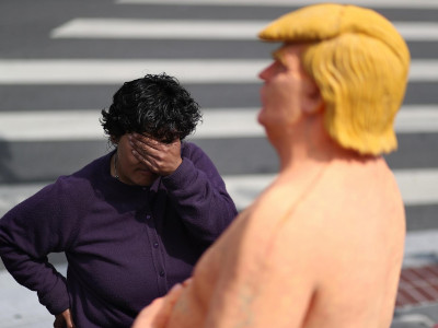 Трампын нүцгэн хөшөө Нью Йорк хотноо заларчээ