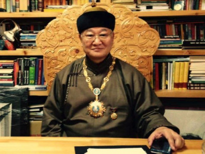 Гологдсон шүлэгчдийн цугларалт уу? Дэлхийн найрагчдын хурал уу?