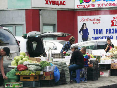 Тендер авсан компаниуд нийтийн эзэмшлийн зам талбайд шунаж, худалдаачдыг хөөж байна уу 