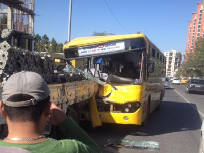 Нийтийн тээврийн том оврын автобус ноцтой осол гаргажээ