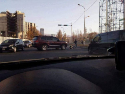 Хөдөлгөөн зохицуулж байсан цагдааг мөргөж унагасан хэрэг гарчээ