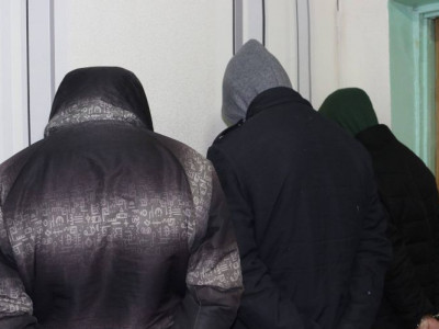 Таксигаар үйлчлүүлсэн эмэгтэйчүүдийг дээрэмддэг бүлэг этгээдүүдийг баривчилжээ