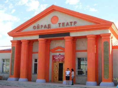 Увс аймгийн “Ойрад” театрын дарга Б.Лхагвасүрэн ажилчдадаа дарамталсан уу