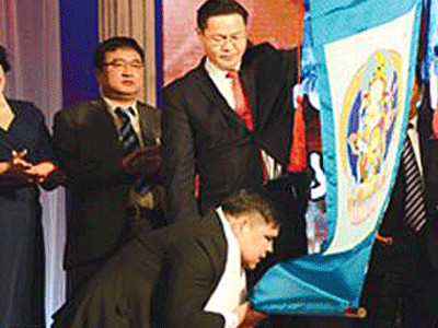 Монгол хүнийг оюуны гэмтэлд оруулж байгаа хүмүүс бол яруу найрагчид юм