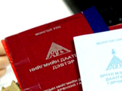 Нас барсан нөхрийнхөө өмнөөс нэг жил тэтгэврийг нь авчээ