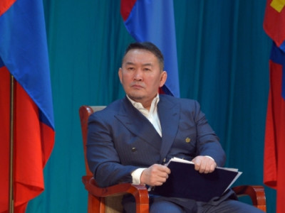 Ерөнхийлөгчөө, Тамгын Газарт тань амьдрал мэдэхгүй залуу охид байгааг өөрчилнө үү!