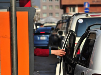 Алга дарам газрыг ч авто зогсоол болгочихоод ард иргэдийн мөнгийг шулж амьдрахаа болиоч!