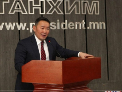 Ерөнхийлөгч Ардчилсан хүчнийхнээр “Туг тахих” уу