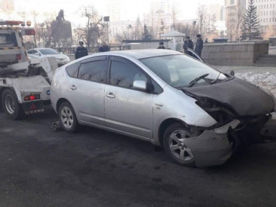 Согтуу жолооч Төрийн ордоны хашааг дайрчээ