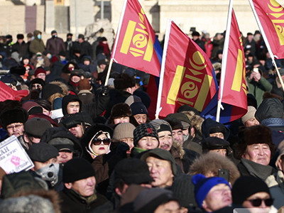 Ард түмний нэрийг барьж хийсэн жагсаал, цуглааныхаа ашгийг “поп”-ууд өөрсдөө л хүртдэг