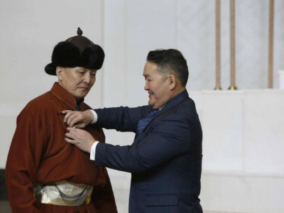 Д.Сугарын хүүхдүүд Монголоос явжээ