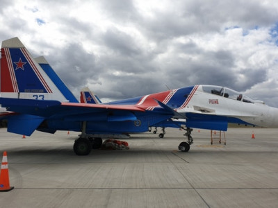 Агаарын шоу үзүүлэх Су-30СМ сөнөөгч онгоцнууд газардлаа