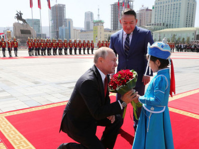 МК: Путин зарчимч байдлын гайхамшгийг харуулж, хуваариасаа хэдхэн минут хоцров 