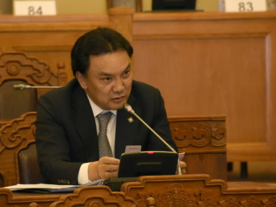 Б.Батзориг гишүүн гурван тэрбумын үнэтэй байр, тэрбумын үнэтэй газраа хэнд өгөв