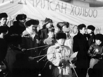 Жамбын Батмөнх ардчилсан хувьсгалыг эхлүүлж Цахиагийн Элбэгдорж ардчилсан хувьсгалыг сүйдэлсэн болж хувирсан уу