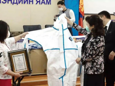 Д.Дагвадорж ЭМЯ-нд эмнэлгийн хамгаалах хувцас өгнө гэсэн амлалтаа биелүүллээ