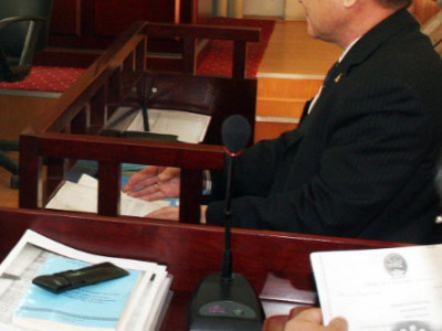 Хурал хойшлуулдаг, хуудуутай өмгөөлөгч олшров уу