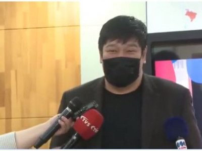 Жүжигчин М.Баярмагнай ЭМЯ-д хандив өргөв