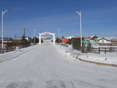 Хашааныхаа үүдэнд манаачтай Биндэрийн Цагаан сар