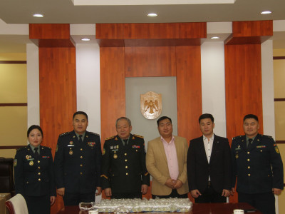 Хилчдэд 10 сая төгрөгийн хамгаалалтын нүдний шилийг бэлэглэжээ