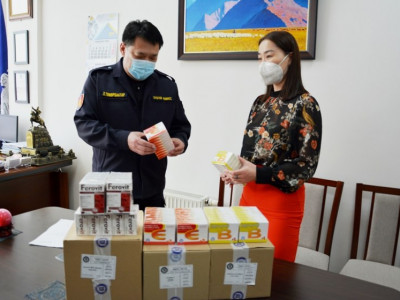 Нийслэлийн эрүүл мэндийн байгууллагуудад витамин хандивлалаа