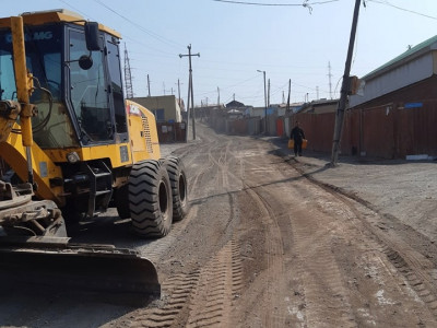 Баянзүрх дүүрэг 7.950 м.кв талбайн замыг хусч, тэгшлээд байна