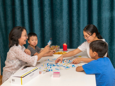 Англи хэлийг тоглоом тоглонгоо сурч болох уу?